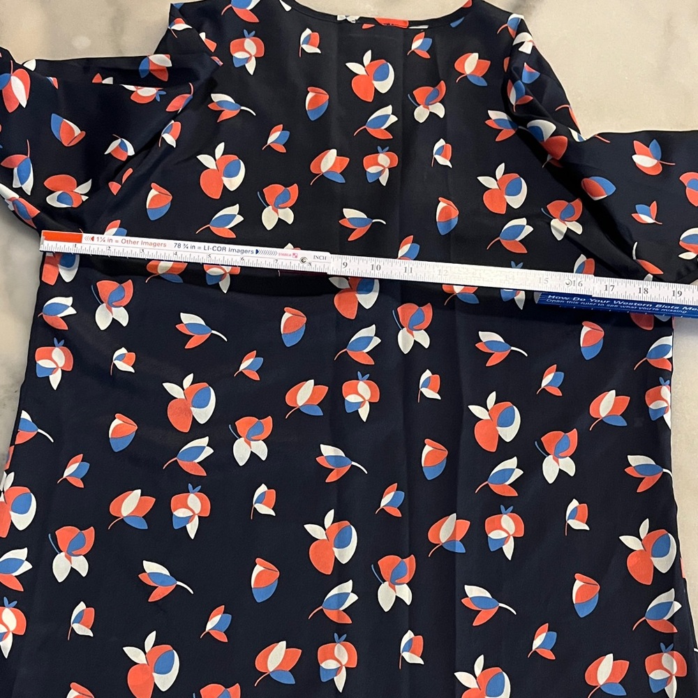 🎈Pixley Navy V Neck Floral Blouse🎁Bundle up to 5lbs for $20 Sale 📦 - Picture 11 of 13